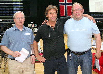 Festivalprisen gikk til Jan Grov, han var desverre ikke til stede da bildet ble tatt, her ser vi NBP`s leder Alf Helge Jensen, skribent Snorre Aalberg og festivalens leder Per Nordland.